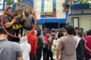 Sejumlah aktivis menggelar aksi demonstrasi di Kantor Bea Cukai Madura, Senin (26/10/2026).
