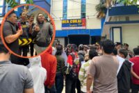 Sejumlah aktivis menggelar aksi demonstrasi di Kantor Bea Cukai Madura, Senin (26/10/2026).