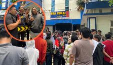 Sejumlah aktivis menggelar aksi demonstrasi di Kantor Bea Cukai Madura, Senin (26/10/2026).