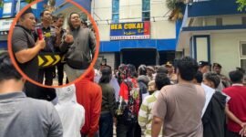 Sejumlah aktivis menggelar aksi demonstrasi di Kantor Bea Cukai Madura, Senin (26/10/2026).