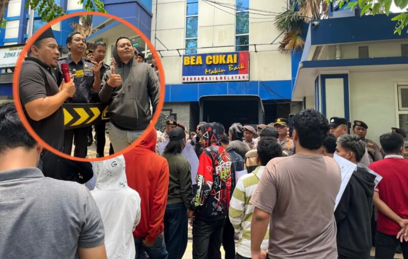 Sejumlah aktivis menggelar aksi demonstrasi di Kantor Bea Cukai Madura, Senin (26/10/2026).