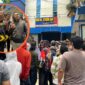 Sejumlah aktivis menggelar aksi demonstrasi di Kantor Bea Cukai Madura, Senin (26/10/2026).