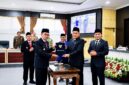 Bupati Pamekasan, KH. Kholilurrahman bersama dengan Ketua DPRD Pamekasan, Ali Masykur foto bersama usai penandatanganan Raperda tentang PAPBD 2026.