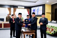 Bupati Pamekasan, KH. Kholilurrahman bersama dengan Ketua DPRD Pamekasan, Ali Masykur foto bersama usai penandatanganan Raperda tentang PAPBD 2026.