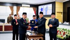 Bupati Pamekasan, KH. Kholilurrahman bersama dengan Ketua DPRD Pamekasan, Ali Masykur foto bersama usai penandatanganan Raperda tentang PAPBD 2026.