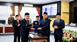 Bupati Pamekasan, KH. Kholilurrahman bersama dengan Ketua DPRD Pamekasan, Ali Masykur foto bersama usai penandatanganan Raperda tentang PAPBD 2026.