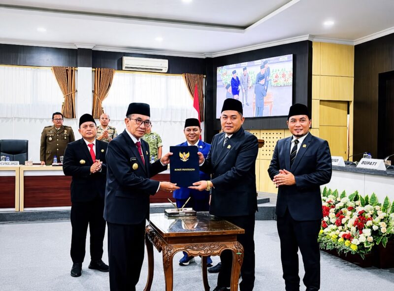 Bupati Pamekasan, KH. Kholilurrahman bersama dengan Ketua DPRD Pamekasan, Ali Masykur foto bersama usai penandatanganan Raperda tentang PAPBD 2026.