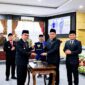 Bupati Pamekasan, KH. Kholilurrahman bersama dengan Ketua DPRD Pamekasan, Ali Masykur foto bersama usai penandatanganan Raperda tentang PAPBD 2026.