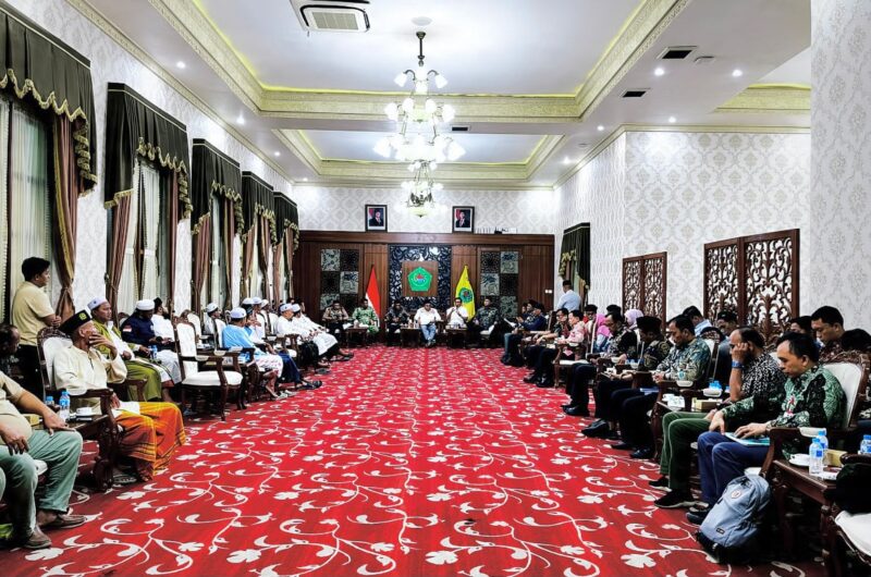 Suasana saat puluhan ulama menyampaikan aspirasi kepada bupati dan forkopimda di Ruang Peringgitan Dalam, Mandhapa Agung Ronggosukowati Pamekasan. (MOH. IQBALUL KHAVEI MZ / KLIKMADURA)