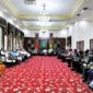 Suasana saat puluhan ulama menyampaikan aspirasi kepada bupati dan forkopimda di Ruang Peringgitan Dalam, Mandhapa Agung Ronggosukowati Pamekasan. (MOH. IQBALUL KHAVEI MZ / KLIKMADURA)