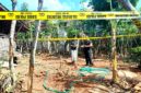 Warga berada di sekitar TKP perkelahian berujung maut di Dusun Nungkesan, Desa Tamberu Daya, Kecamatan Sokobanah, Kabupaten Sampang. (KLIKMADURA)