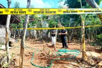 Warga berada di sekitar TKP perkelahian berujung maut di Dusun Nungkesan, Desa Tamberu Daya, Kecamatan Sokobanah, Kabupaten Sampang. (KLIKMADURA)