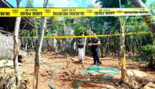 Warga berada di sekitar TKP perkelahian berujung maut di Dusun Nungkesan, Desa Tamberu Daya, Kecamatan Sokobanah, Kabupaten Sampang. (KLIKMADURA)