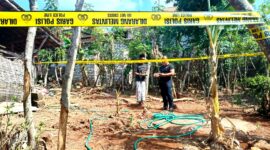 Warga berada di sekitar TKP perkelahian berujung maut di Dusun Nungkesan, Desa Tamberu Daya, Kecamatan Sokobanah, Kabupaten Sampang. (KLIKMADURA)