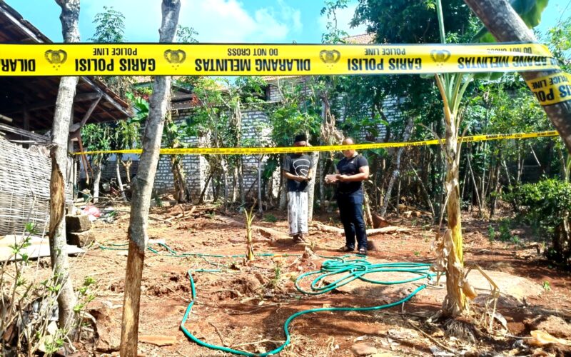 Warga berada di sekitar TKP perkelahian berujung maut di Dusun Nungkesan, Desa Tamberu Daya, Kecamatan Sokobanah, Kabupaten Sampang. (KLIKMADURA)