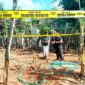 Warga berada di sekitar TKP perkelahian berujung maut di Dusun Nungkesan, Desa Tamberu Daya, Kecamatan Sokobanah, Kabupaten Sampang. (KLIKMADURA)