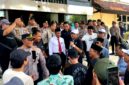 Puluhan aktivis saat aksi demonstrasi di depan Kantor Bupati Pamekasan, Kamis (1/10/2026).