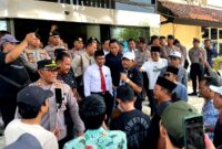 Puluhan aktivis saat aksi demonstrasi di depan Kantor Bupati Pamekasan, Kamis (1/10/2026).