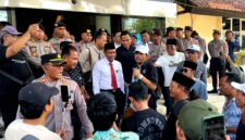 Puluhan aktivis saat aksi demonstrasi di depan Kantor Bupati Pamekasan, Kamis (1/10/2026).