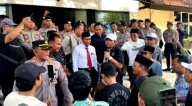Puluhan aktivis saat aksi demonstrasi di depan Kantor Bupati Pamekasan, Kamis (1/10/2026).