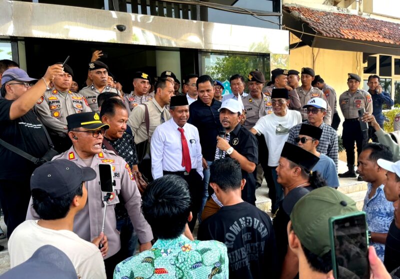 Puluhan aktivis saat aksi demonstrasi di depan Kantor Bupati Pamekasan, Kamis (1/10/2026).