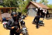 Suasana penggerebekan bilik narkoba di Kecamatan Proppo, Pamekasan. (DOK. KLIKMADURA)