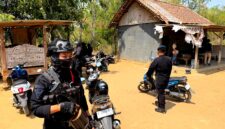 Suasana penggerebekan bilik narkoba di Kecamatan Proppo, Pamekasan. (DOK. KLIKMADURA)