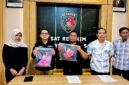 Kasatreskrim Polres Pamekasan, AKP Yoyok Hardianto (tengah), saat menunjukkan barang bukti berupa pakaian milik korban. (MOH. IQBALUL KHAVEI MZ / KLIKMADURA)