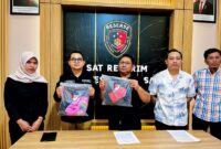 Kasatreskrim Polres Pamekasan, AKP Yoyok Hardianto (tengah), saat menunjukkan barang bukti berupa pakaian milik korban. (MOH. IQBALUL KHAVEI MZ / KLIKMADURA)