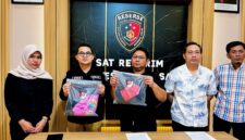 Kasatreskrim Polres Pamekasan, AKP Yoyok Hardianto (tengah), saat menunjukkan barang bukti berupa pakaian milik korban. (MOH. IQBALUL KHAVEI MZ / KLIKMADURA)
