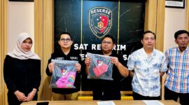 Kasatreskrim Polres Pamekasan, AKP Yoyok Hardianto (tengah), saat menunjukkan barang bukti berupa pakaian milik korban. (MOH. IQBALUL KHAVEI MZ / KLIKMADURA)