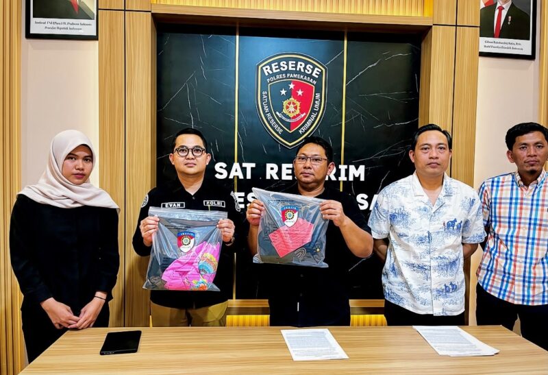 Kasatreskrim Polres Pamekasan, AKP Yoyok Hardianto (tengah), saat menunjukkan barang bukti berupa pakaian milik korban. (MOH. IQBALUL KHAVEI MZ / KLIKMADURA)