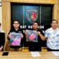 Kasatreskrim Polres Pamekasan, AKP Yoyok Hardianto (tengah), saat menunjukkan barang bukti berupa pakaian milik korban. (MOH. IQBALUL KHAVEI MZ / KLIKMADURA)