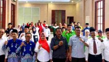Peserta bimtek pengelolaan dan pertanggungjawaban bantuan keuangan partai politik foto bersama usai kegiatan. (KLIKMADURA)