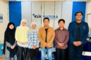 Mahasiswa KPI UIN Madura foto bersama Pemred Klik Madura, Prengki Wirananda (tengah) usai menuntaskan kegiatan magang. (DOK. KLIKMADURA)
