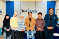 Mahasiswa KPI UIN Madura foto bersama Pemred Klik Madura, Prengki Wirananda (tengah) usai menuntaskan kegiatan magang. (DOK. KLIKMADURA)