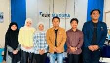 Mahasiswa KPI UIN Madura foto bersama Pemred Klik Madura, Prengki Wirananda (tengah) usai menuntaskan kegiatan magang. (DOK. KLIKMADURA)