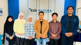 Mahasiswa KPI UIN Madura foto bersama Pemred Klik Madura, Prengki Wirananda (tengah) usai menuntaskan kegiatan magang. (DOK. KLIKMADURA)