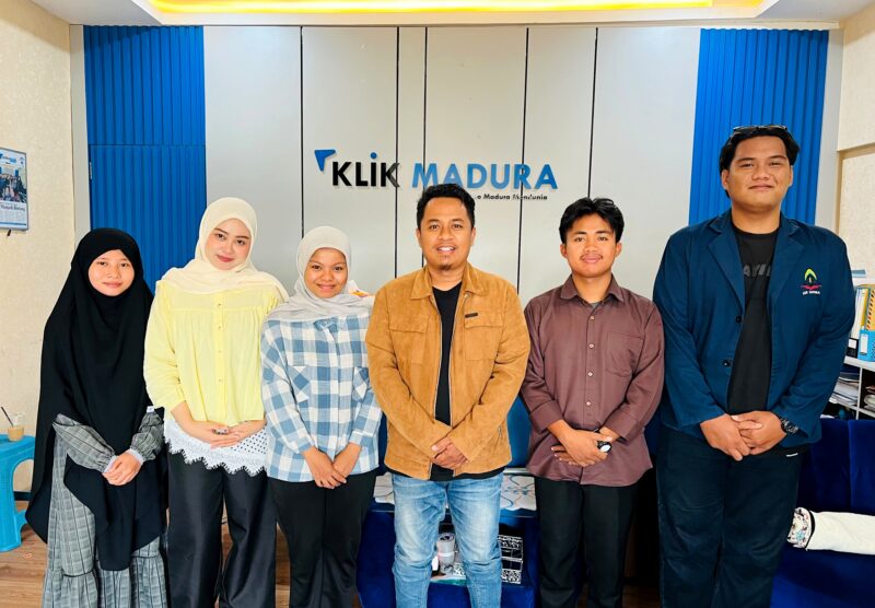 Mahasiswa KPI UIN Madura foto bersama Pemred Klik Madura, Prengki Wirananda (tengah) usai menuntaskan kegiatan magang. (DOK. KLIKMADURA)