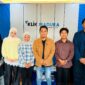 Mahasiswa KPI UIN Madura foto bersama Pemred Klik Madura, Prengki Wirananda (tengah) usai menuntaskan kegiatan magang. (DOK. KLIKMADURA)