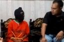 Kasatreskrim Polres Sampang, IPTU Nur Fajri berbincang dengan terduga pelaku pembunuhan. (KLIKMADURA)