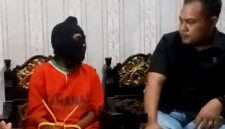 Kasatreskrim Polres Sampang, IPTU Nur Fajri berbincang dengan terduga pelaku pembunuhan. (KLIKMADURA)