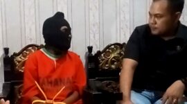 Kasatreskrim Polres Sampang, IPTU Nur Fajri berbincang dengan terduga pelaku pembunuhan. (KLIKMADURA)