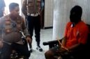 Kapolres Sampang, AKBP Anang Hardiyanto berbincang dengan tersangka kasus dugaan pencabulan. (KLIKMADURA)