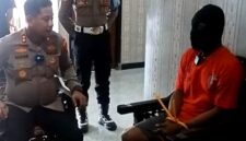 Kapolres Sampang, AKBP Anang Hardiyanto berbincang dengan tersangka kasus dugaan pencabulan. (KLIKMADURA)