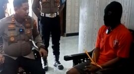 Kapolres Sampang, AKBP Anang Hardiyanto berbincang dengan tersangka kasus dugaan pencabulan. (KLIKMADURA)