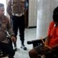 Kapolres Sampang, AKBP Anang Hardiyanto berbincang dengan tersangka kasus dugaan pencabulan. (KLIKMADURA)