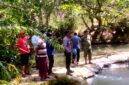 Warga dan aparat kepolisian berada di TKP tenggelamnya siswi SMAN 1 Ambunten di Sungai Nangka, Desa Ambunten Timur, Kecamatan Ambunten, Sumenep. (KLIKMADURA)