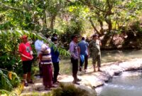 Warga dan aparat kepolisian berada di TKP tenggelamnya siswi SMAN 1 Ambunten di Sungai Nangka, Desa Ambunten Timur, Kecamatan Ambunten, Sumenep. (KLIKMADURA)