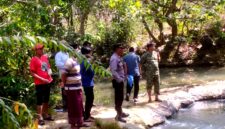 Warga dan aparat kepolisian berada di TKP tenggelamnya siswi SMAN 1 Ambunten di Sungai Nangka, Desa Ambunten Timur, Kecamatan Ambunten, Sumenep. (KLIKMADURA)